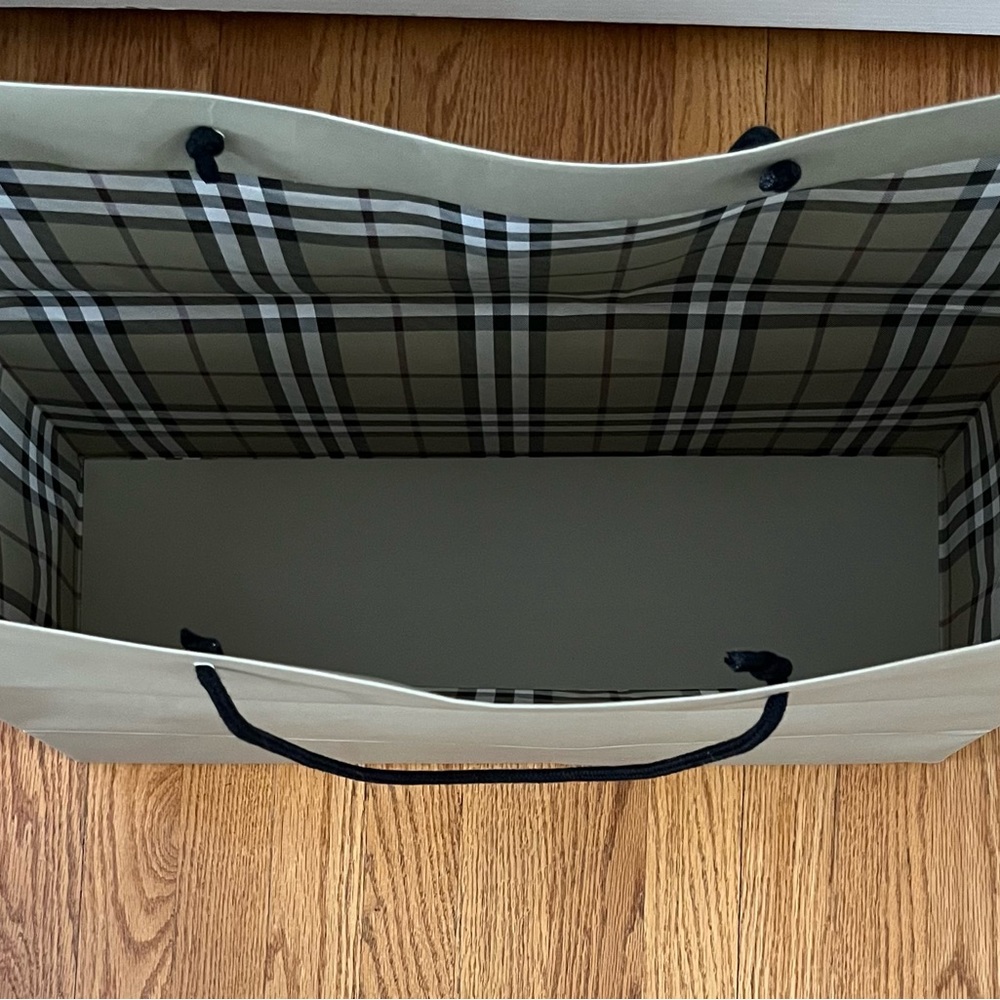 Burberry large shopping bag with plaid interior. - Picture 2 of 10